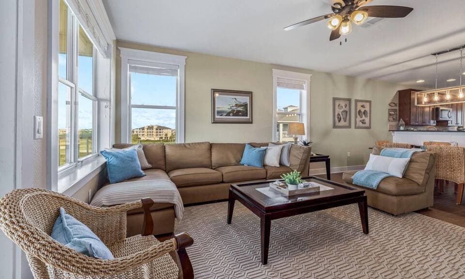 Top-Floor Condo at Pointe West