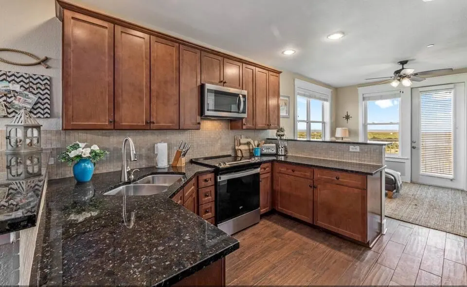 Top-Floor Condo at Pointe West — photo 7